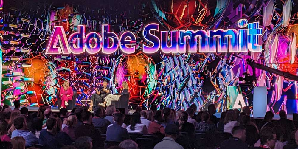 Adobe Summit mit Logo der Veranstaltung im Hintergrund
