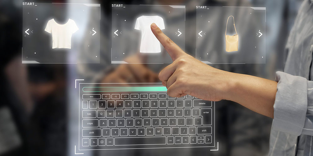 Im Mittelpunkt steht eine PC-Tastatur mit einer Auswahl an Produkten darüber. Die Hand eines Menschen – rechts im Bild – berührt für eine Auswahl das mittlere Produktbild.