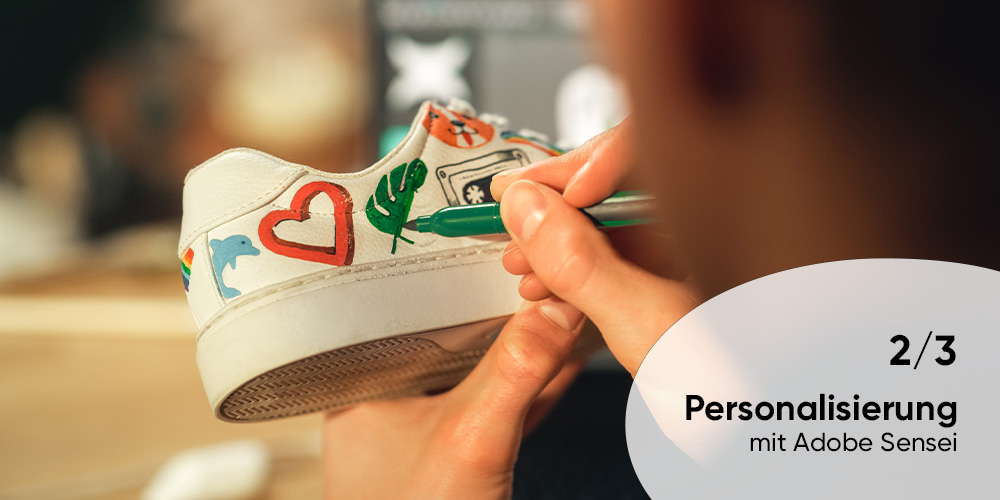 Hände malen einen Schuh individuell an, daneben Hinweis auf Blogreihe Teil "2/3" und Schriftzug "Personalisierung mit Adobe Sensei"