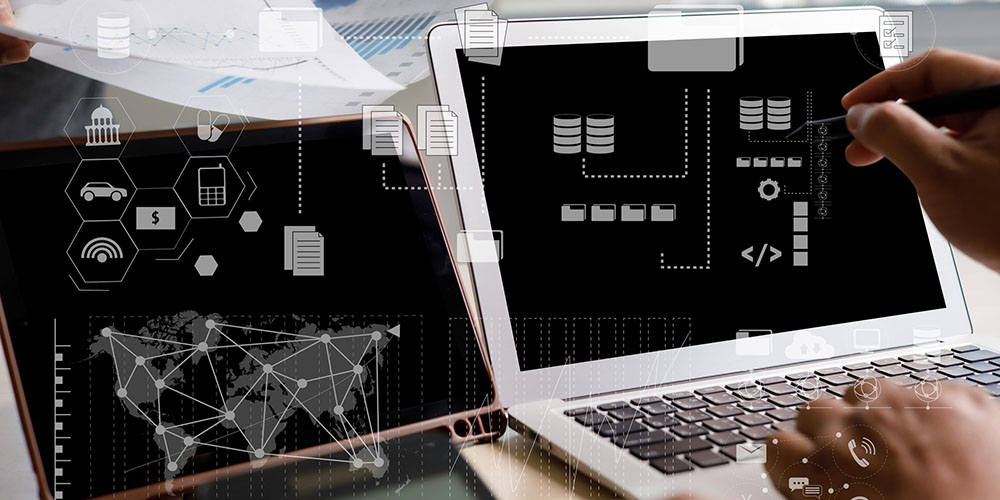 Laptop mit schematischer Darstellung von Datenströmen