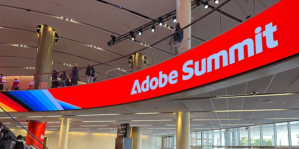 Logo des Adobe Summit in einer Eingangshalle