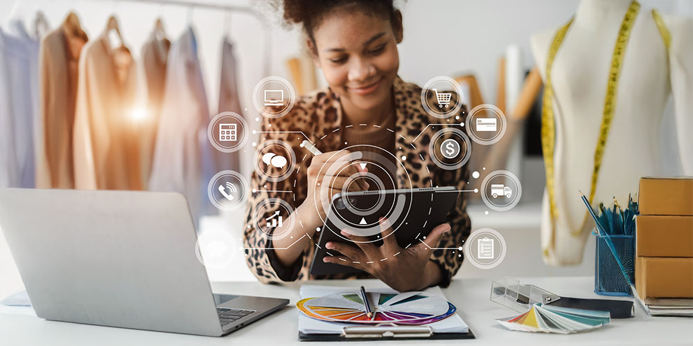 Frau arbeitet am Tablet mit E-Commerce-Symbolen