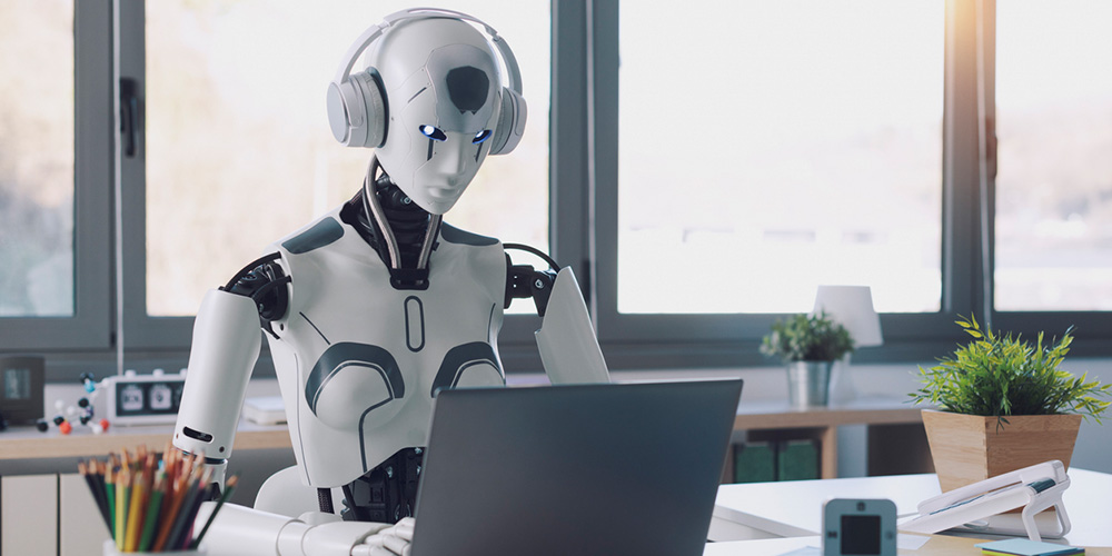 Symbolbild für Generative KI im E-Commerce: Humanoider Roboter mit Kopfhörern arbeitet an einem Laptop in einem modernen Büro.